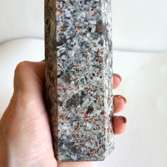 Yooperlite Crystal Tower. 616g 6.3" tall - Picture 5 of 8